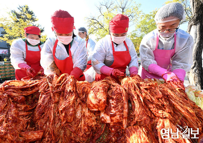 [포토뉴스] 온정 듬뿍 버무린 김장 김치