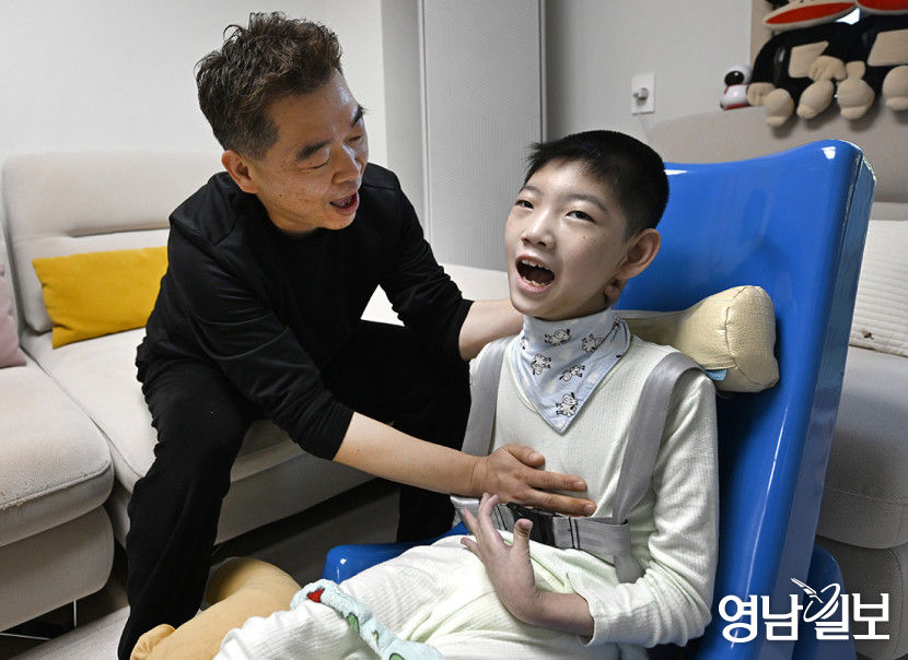 [어린이에게 희망을] 중증 지적·뇌병변 장애 앓는 열네 살 재연이, 세 살때 뇌병변 1급…10년이상 누워서만