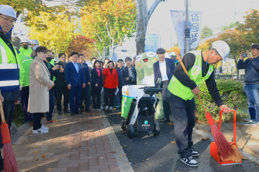 대구 수성구, 전국 최초 인공지능 가로청소보조로봇 따르미 도입