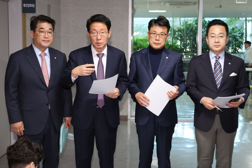 국민의힘과 더불어민주당의 정책위의장과 원내수석부대표들이 13일 오후 서울 여의도 국회 의원회관에서 내일 본회의 안건으로 부의할 민생법안과 관련해 비공개 협상을 한 뒤 합의 내용을 설명하고 있다. 왼쪽부터 국민의힘 배준영 원내수석부대표·김상훈 정책위의장, 더불어민주당 진성준 정책위의장·박성준 원내수석부대표. 연합뉴스