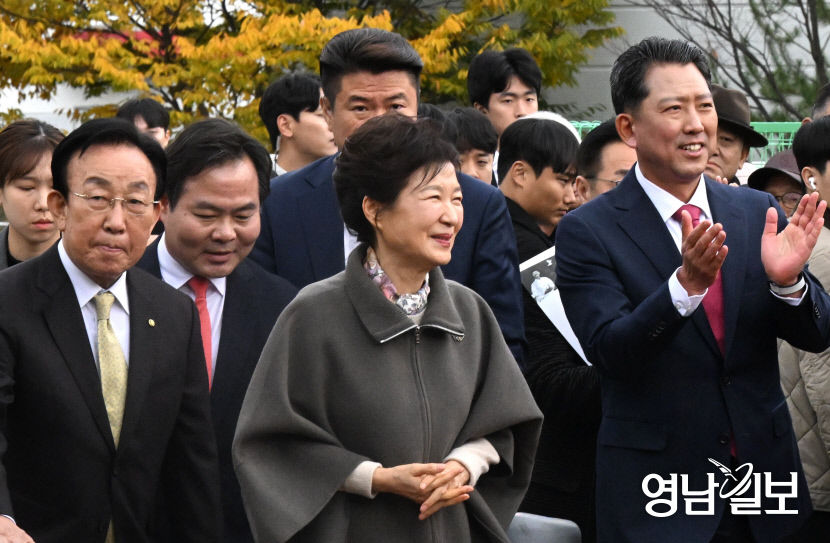 [포토뉴스] 박정희 대통령 탄신 107돌 문화행사 찾은 박근혜 전대통령