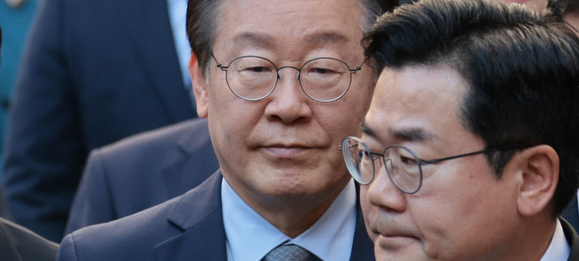 더불어민주당 이재명 대표가 15일 오후 서울 서초구 서울중앙지법에서 열린 공직선거법 위반 혐의 관련 1심 선고 공판을 마친 뒤 법원 청사를 나서고 있다. 이날 서울중앙지법 형사합의34부(한성진 부장판사)는 공직선거법 위반 혐의로 불구속기소된 이 대표에게 징역 1년에 집행유예 2년을 선고했다. 연합뉴스