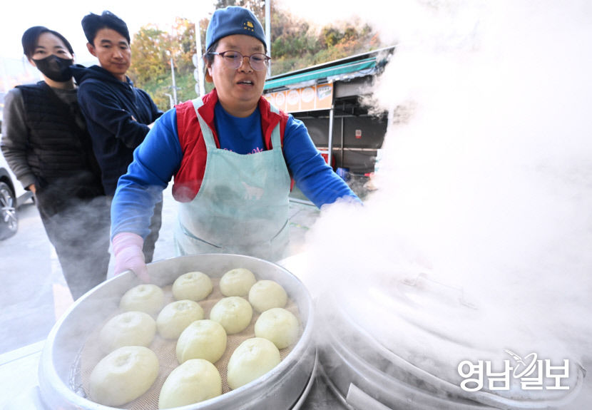 [포토뉴스] 쌀쌀한 날씨에는 따끈한 찐빵