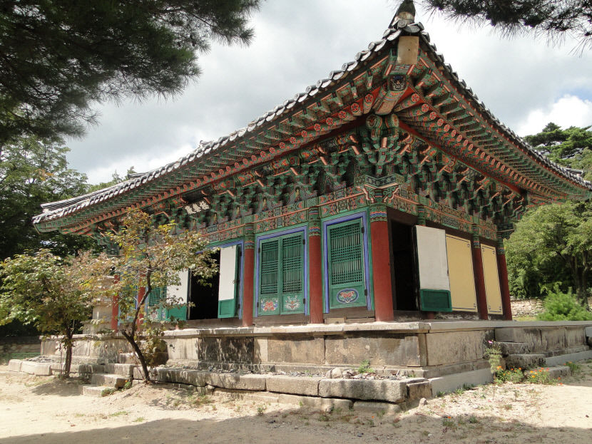 [단독] 불상이 기울어진다…동화사 극락전 기단 곳곳에 금 가