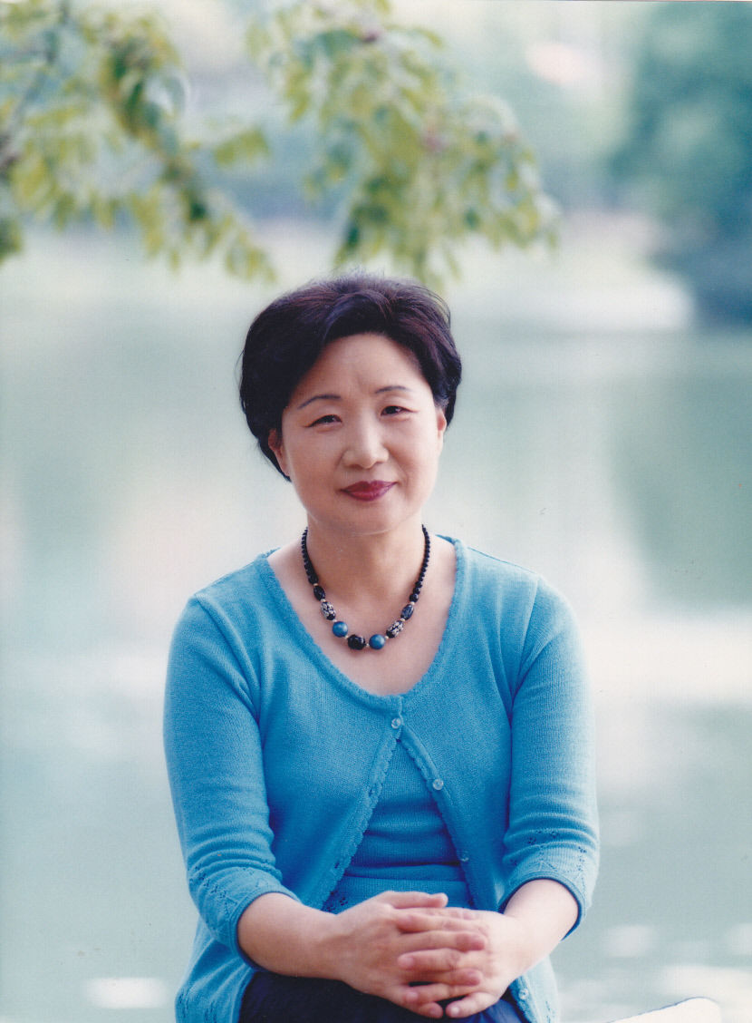장혜랑 시인의 시집 인동 장씨 내간, 김영희 수필가의 수필집 셈법 대구문학상 수상
