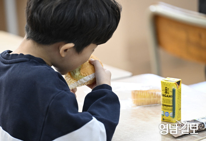 [포토뉴스] 파업 여파로 급식 대신  빵 먹는 초등학생