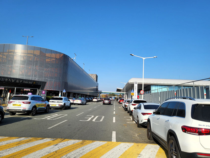 과태료 맞는게 오히려 이득?…불법주차에 점령당한 대구공항