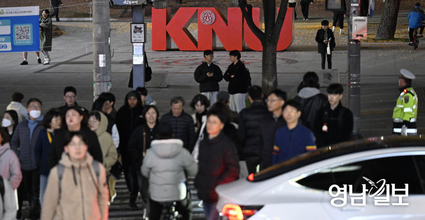 [포토뉴스]수시모집 논술고사 마치고 고사장 나서는 수험생들