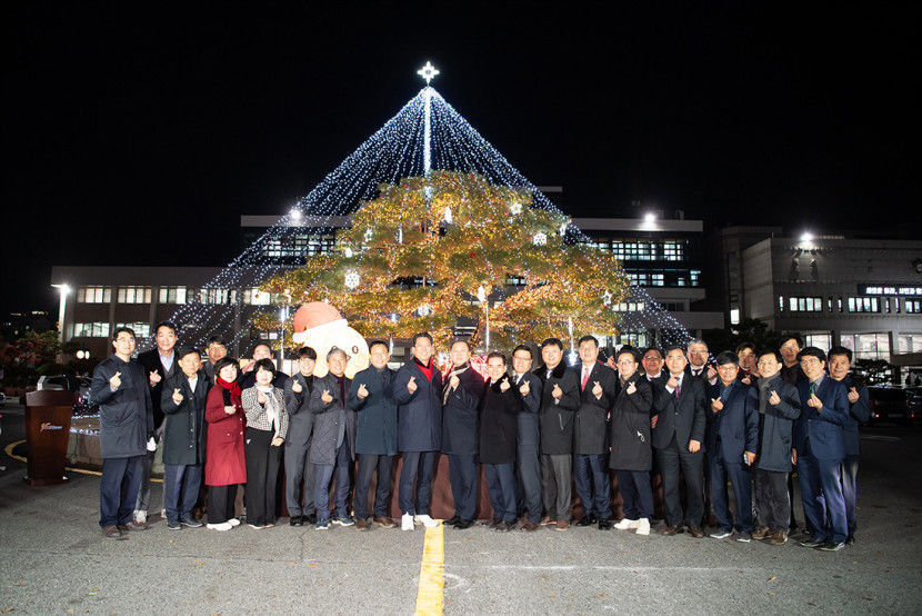 [포토뉴스] 성탄절 맞이하는 구미시청 대형 트리