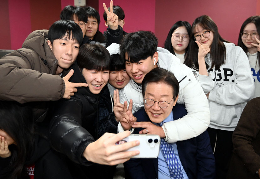 더불어민주당 이재명 대표가 27일 서울 성동구 금호고등학교에서 열린 현장 간담회를 마치고 점심 식사를 하던 중 학생들과 사진을 찍고 있다. 연합뉴스