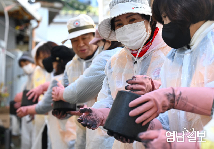 [포토뉴스] 따뜻한 겨울 위한 사랑의 연탄나눔