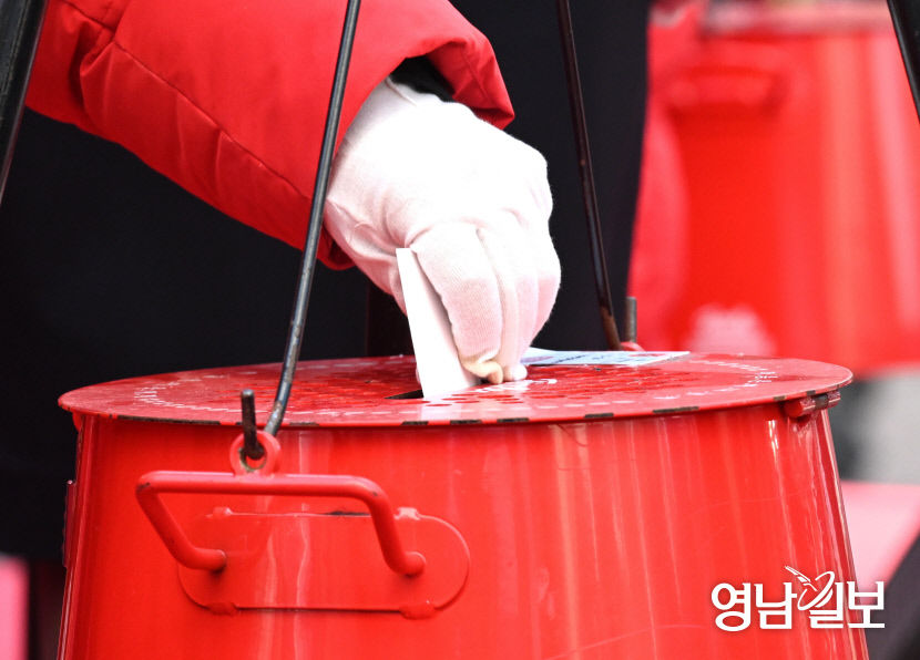 [포토뉴스]구세군 자선냄비 기부금 넣는 대구 시민들