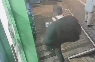 1시간 공들인 눈사람에 분풀이한 행인…유니폼까지 입혀놨는데
