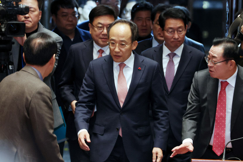 국민의힘 추경호 원내대표를 비롯한 원내지도부가 2일 오전 서울 여의도 국회에서 열린 비상의원총회에 참석하고 있다. 연합뉴스