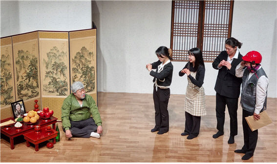21세기 가족의 단면…연극 패밀리21 대구 아트플러스씨어터 무대