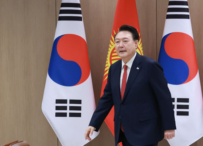 윤석열 대통령이 3일 서울 용산 대통령실에서 사디르 자파로프 키르기즈공화국 대통령과 악수한 뒤 정상회담 자리로 향하고 있다. 연합뉴스
