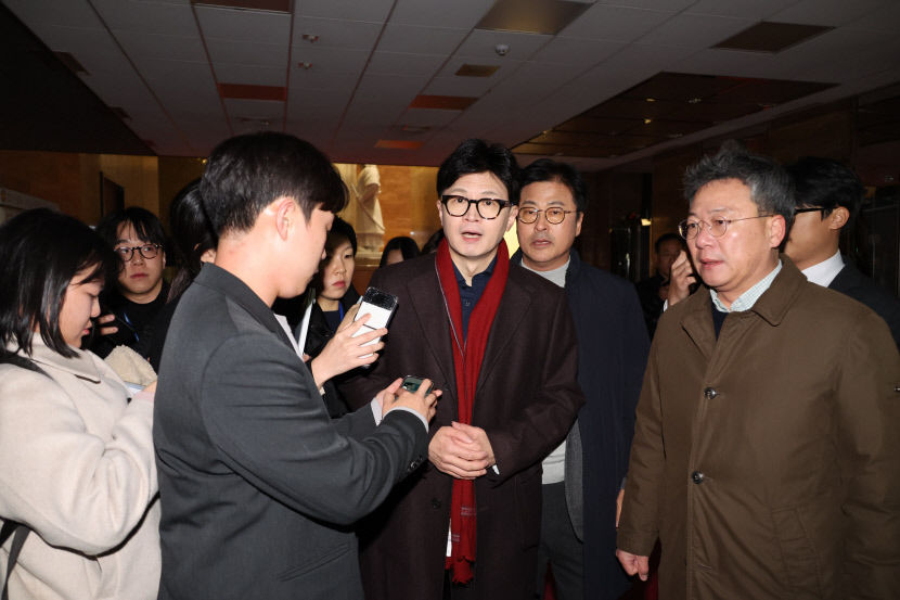 윤석열 대통령이 비상계엄을 선포한 3일 밤 서울 여의도 국회 본관에 국민의힘 한동훈 대표가 도착해 이동하고 있다.    윤 대통령은 이날 용산 대통령실에서 긴급 담화를 통해 