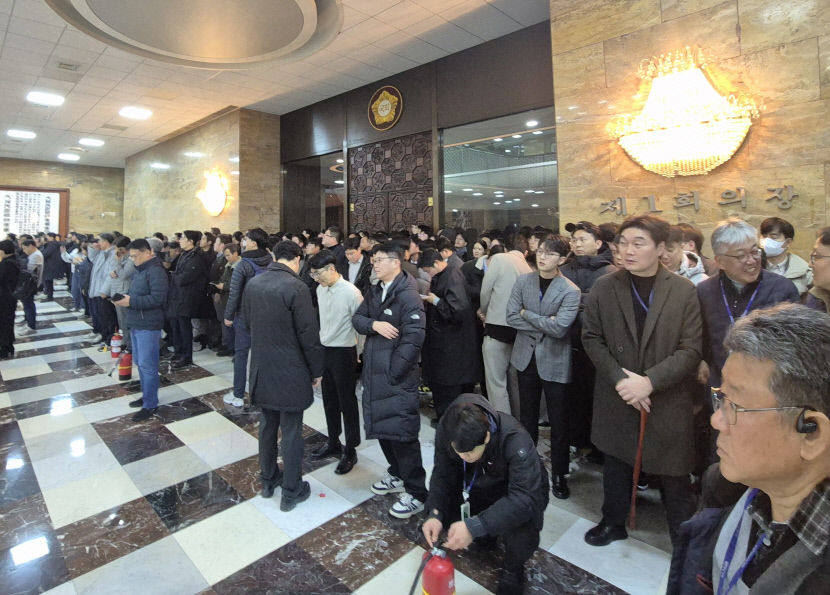 윤석열 대통령이 3일 저녁 비상계엄을 선포한 가운데 4일 새벽 서울 국회의사당에서 국회 보좌관들이 본회의장 입구를 막고 있다. 연합뉴스