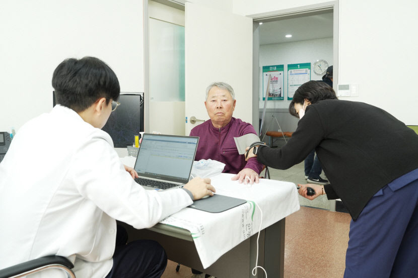 청송군, 찾아가는 행복병원 운영…뜨거운 주민 호응