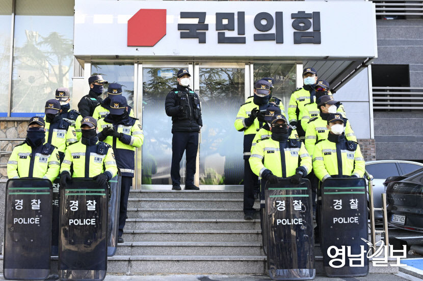 [포토뉴스] 국민의힘 대구시당 방호하는 경찰들