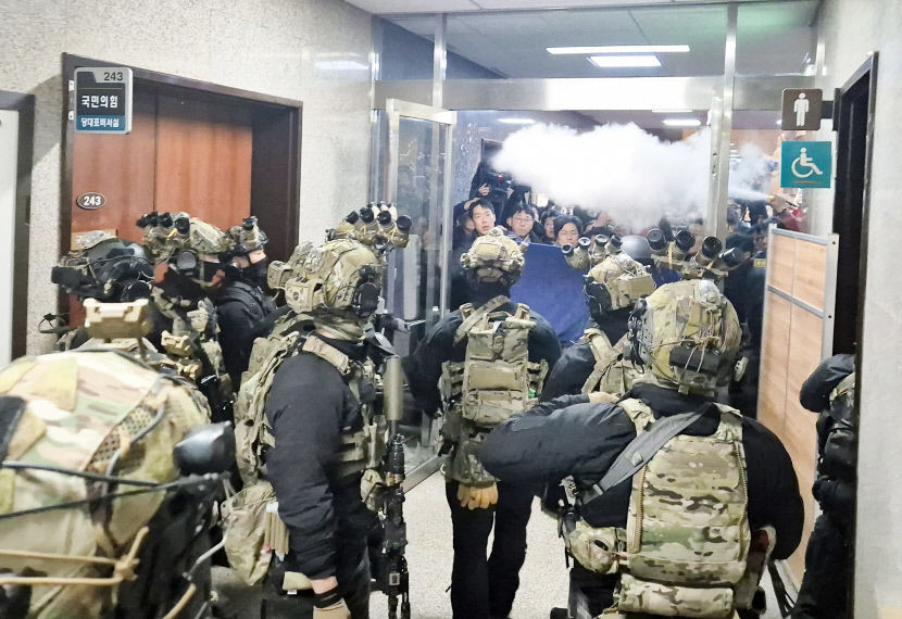국회에 투입된 계엄군으로 보는 달라진 군대상…과거 강압적 분위기보다 MZ 계엄군 태업 눈길