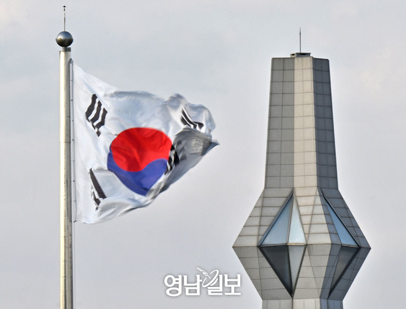[포토뉴스] 혼돈의 정국 속 위태롭게 펄럭이는 태극기