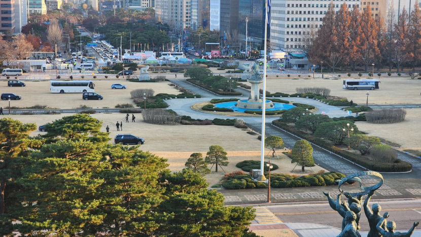 6일 오후 서울 여의도 국회 잔디밭에 2차 계엄 우려로 헬기 등을 착륙히지 못하게 버스와 차량으로 막고 있다.