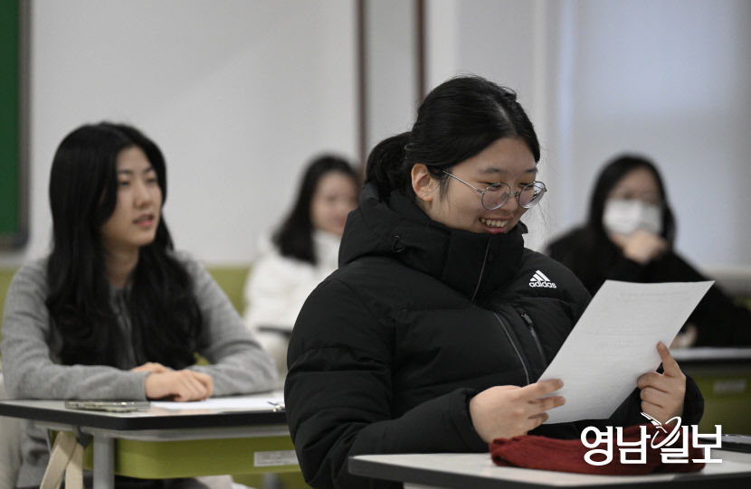 [포토뉴스]수능성적표 확인하고 활짝 웃는 고3 수험생