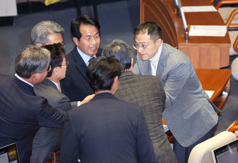 국민의힘 김상욱 의원이 7일 오후 국회 본회의에서 윤석열 대통령의 탄핵소추안에 대한 표결에 동참한 뒤 야당 의원들의 격려를 받고 있다.연합뉴스