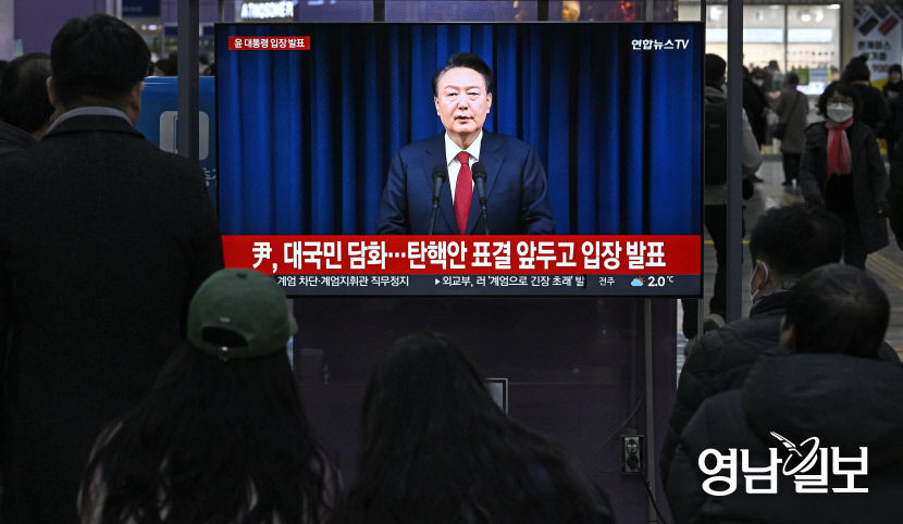 [포토뉴스] 윤석열 대통령의 대국민 담화를 시청하는 시민들