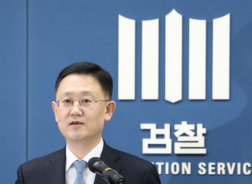 내란 혐의 피의자된 尹대통령…계엄 수사에 검·경·공수처까지 주도권 다툼