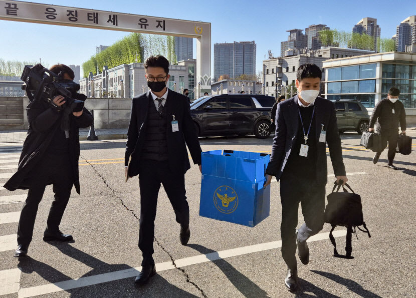 내란 혐의 피의자된 尹대통령…계엄 수사에 검·경·공수처까지 주도권 다툼