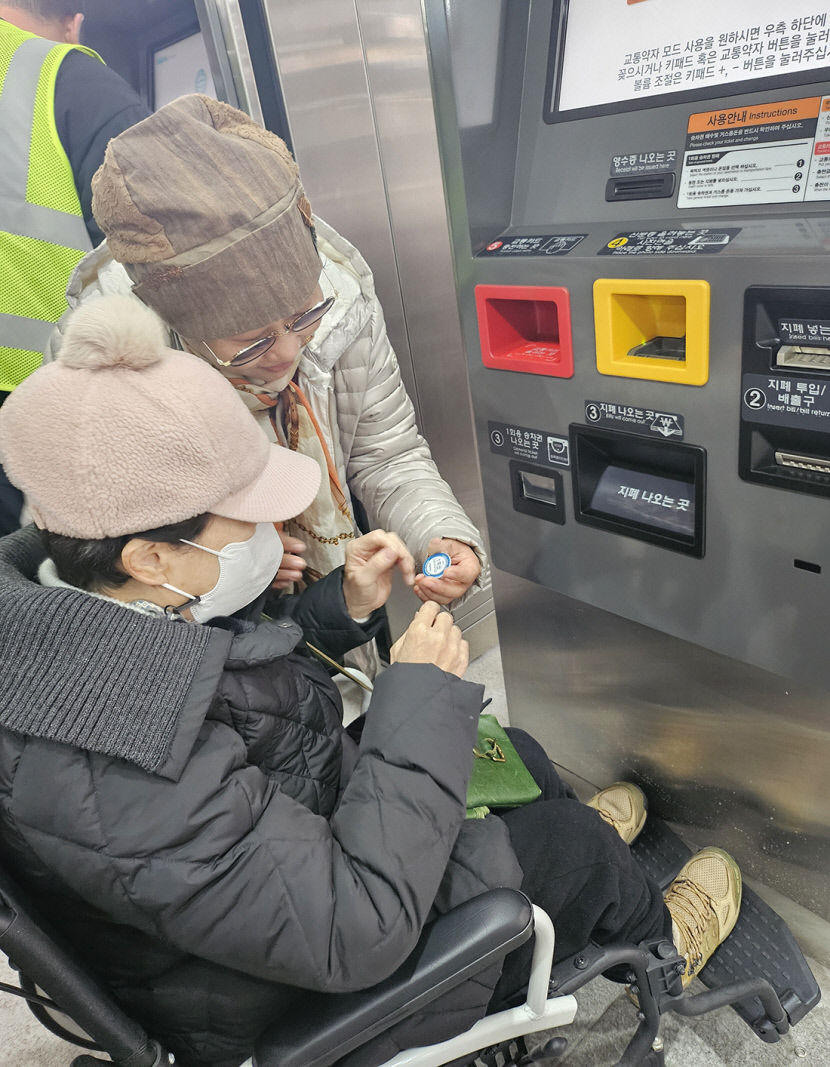 [동네뉴스] 휠체어 이용자 교통카드 발매기 사용 편리…세심한 배려 만족