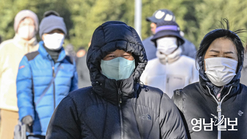 [포토뉴스] 꽁꽁 싸매고 수성못을 걷는 시민들