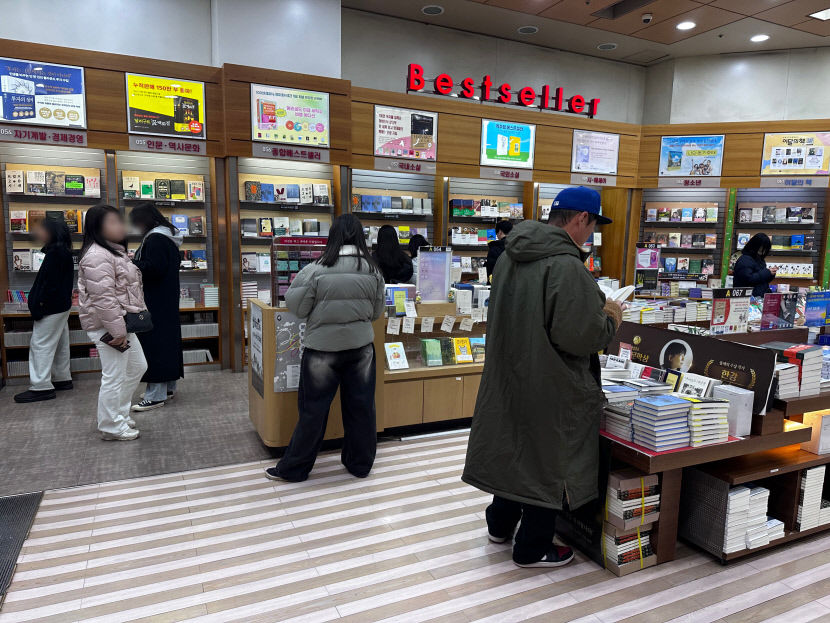 주말인 지난 7일 교보문고 대구점 1층 베스트셀러 코너와 한강 작가의 책을 한데 모아둔 코너에서 시민들이 한강 작가의 책을 보고 있다.
