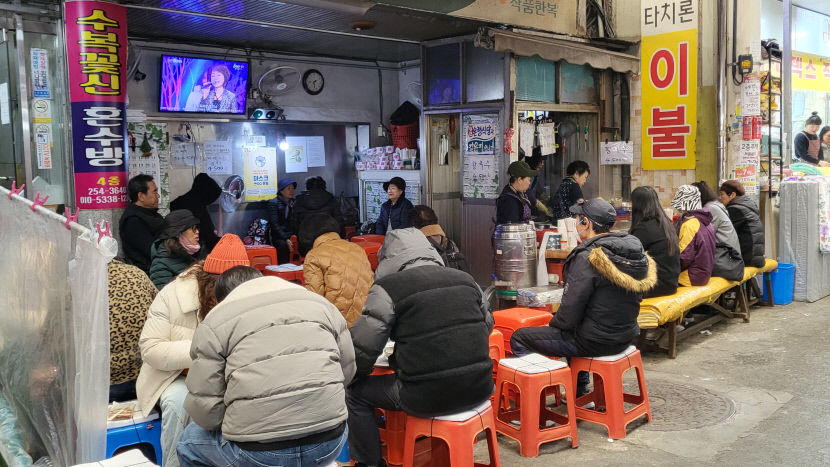 보수의 심장서도 尹 대통령과 거리 두기…사진·친필서명 다 내렸다