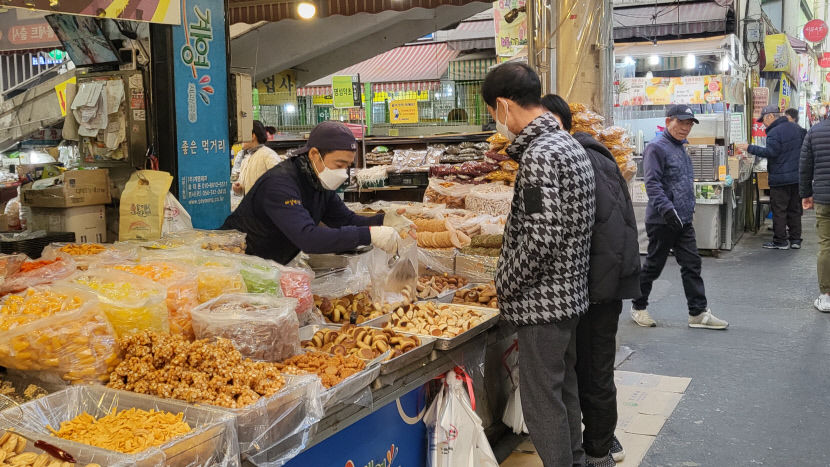 보수의 심장서도 尹 대통령과 거리 두기…사진·친필서명 다 내렸다
