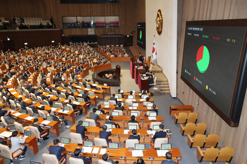 10일 오후 서울 여의도 국회에서 열린 본회의에서 2025 예산안에 대한 수정안이 가결되고 있다. 연합뉴스