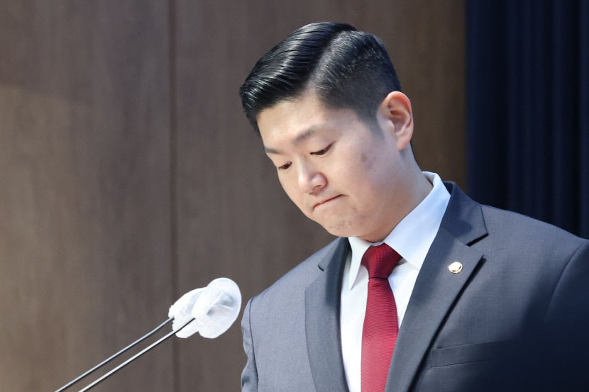 국민의힘 김재섭 의원(서울 도봉갑)이 11일 오후 서울 여의도 국회 소통관에서 윤석열 대통령 탄핵소추안에 대해 찬성 입장을 밝히고, 당론 채택을 요구하는 기자회견을 하고 있다. 연합뉴스