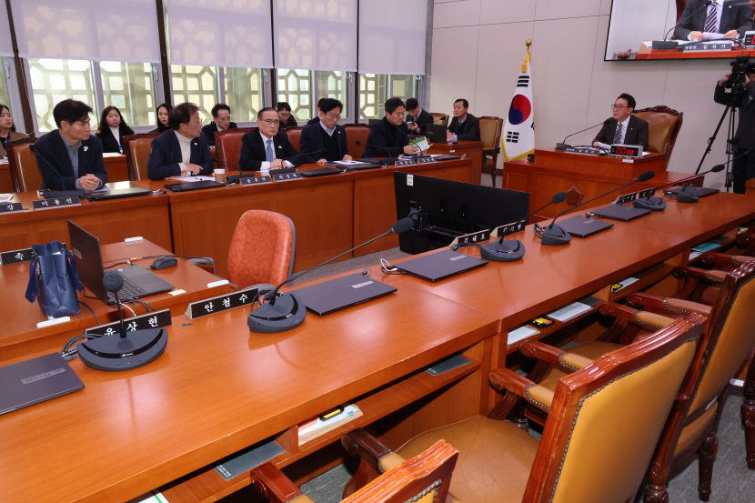 11일 오전 서울 여의도 국회에서 열린 외교통일위원회 전체회의에서 야당 의원들이 불출석한 조태열 외교부 장관의 출석 등을 놓고 국민의힘 소속 김석기 위원장에게 항의하고 있다. 국민의힘 소속 위원들은 불참했다. 연합뉴스