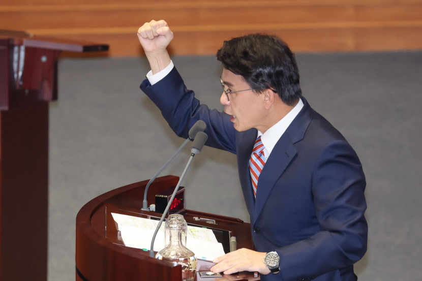 계엄은 고도의 통치행위 VS 대국민 사과해야…현안질의서 충돌한 여야