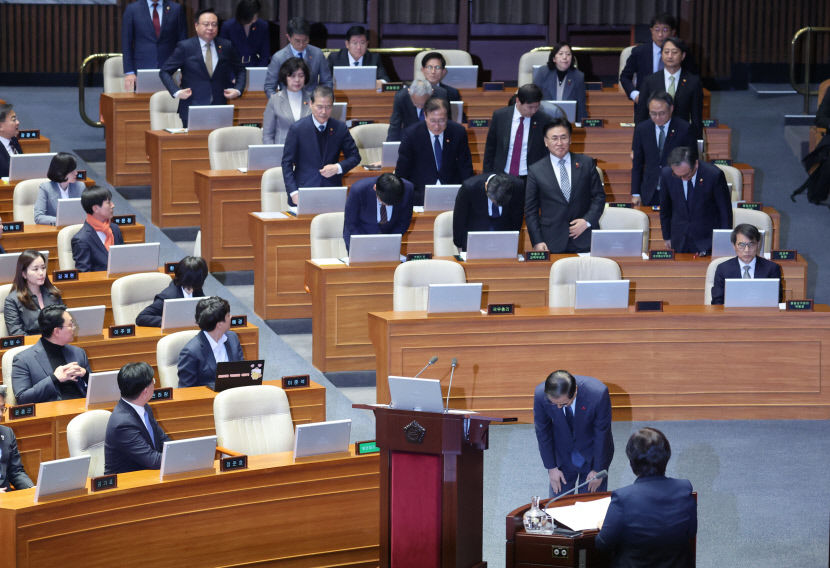 계엄은 고도의 통치행위 VS 대국민 사과해야…현안질의서 충돌한 여야