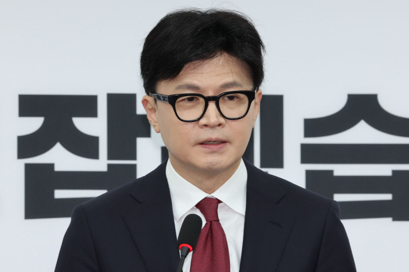 국민의힘 한동훈 대표가 12일 오전 서울 여의도 국회에서 윤석열 대통령 탄핵과 관련한 긴급 기자회견을 하고 있다.연합뉴스