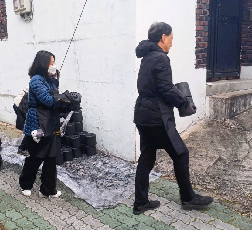 불경기에 줄어드는 연탄 나눔…취약계층 겨울은 더 춥다