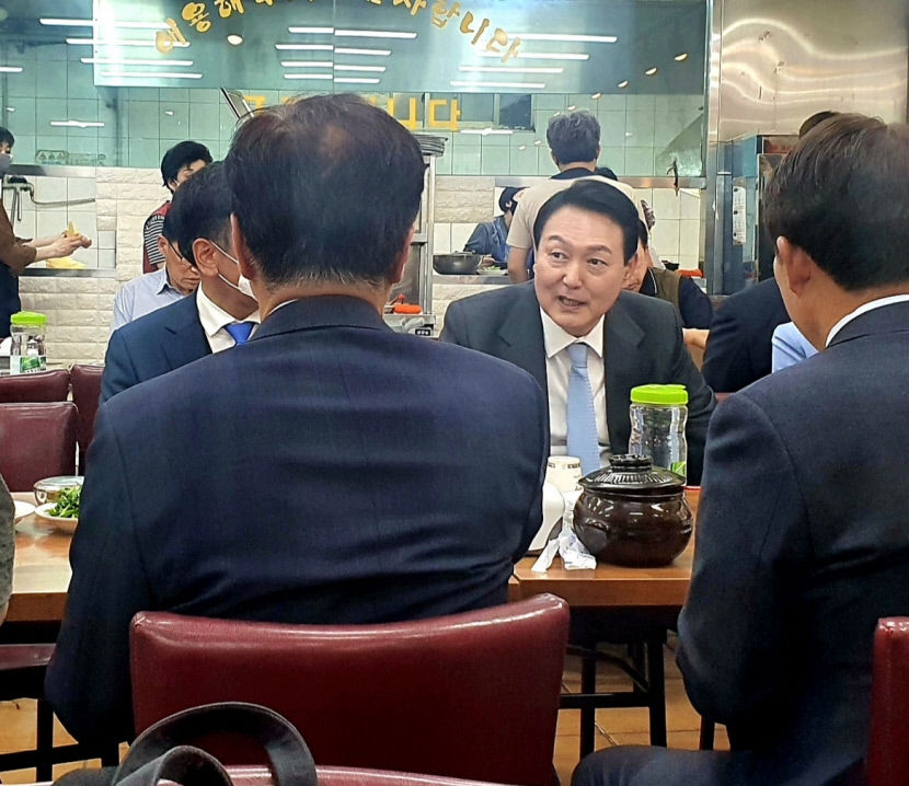 윤석열-조국, 대구서 같은 맛집 들렀던 두 정치인 운명의 12일