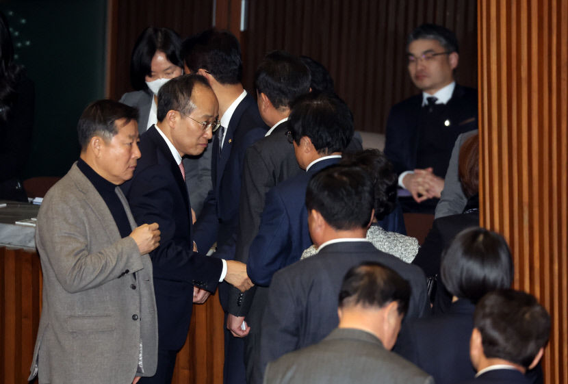 [尹 탄핵소추] 내란 혐의 尹대통령 결국 국회서 탄핵…국가 정상화 첫 단추여야