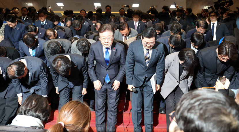 더불어민주당 이재명 대표와 의원들이 14일 오후 윤석열 대통령 탄핵소추안이 가결된 뒤 국회 본회의장을 나와 인사하고 있다. 연합뉴스