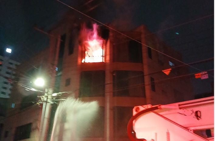구미시 진평동 다가구주택 화재...40대 남성 중상 병원 이송