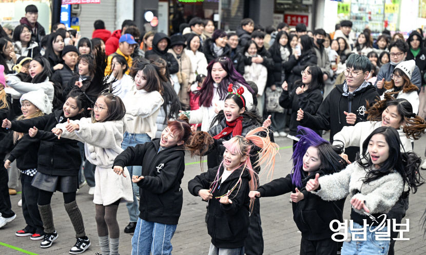 [포토뉴스] 탄핵 다음 날, 동성로에 찾아온 일상의 온기