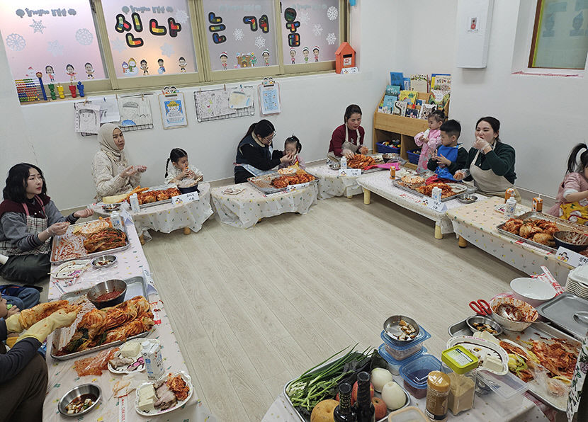 [동네뉴스] 고사리손으로 양념 넣고 조물조물, 다문화가정 원생과 엄마의 김장체험